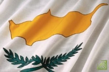 Власти Кипра намерены получить первый транш кредитов в декабре.