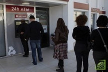 Киприоты чувствуют себя обманутыми – решение взять налоги с депозитов было принято ночью перед тремя выходными днями, когда банки не работают.