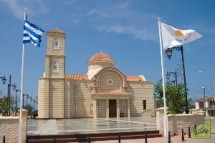 Кипрская церковь часто помогала стране в решение экономических проблем.