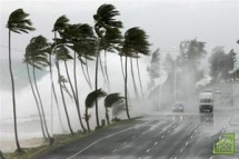 При подходе к суше ураган ослаб до третьей категории, порывы ветров в эпицентре достигают скорости до 200 км/ч.