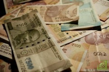 ​Курс индийской рупии в четверг достиг рекордно низкого уровня, впервые пробив отметку 72 за доллар на фоне распродаж на развивающихся рынках