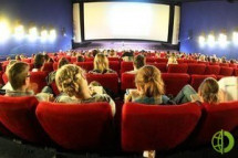При этом кинотеатры будут работать с наполненностью не более 50 процентов и при условии соблюдения карантинных требований 