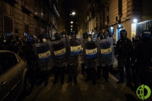 По крайней мере в двух городах на севере страны, в Милане и Турине, произошли вспышки насилия