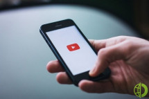 На видеоплатформе YouTube конспирологические ролики набрали 21 миллион просмотров и часто содержали рекламу. 
