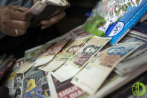 Если Аргентина откажется от собственной валюты, то она присоединится у девяти странам, где уже используют доллар на официальном уровне