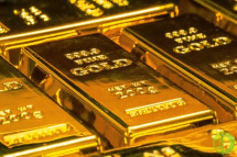 Доллар достиг более чем месячного максимума, что делает золото менее доступным для держателей иных валют