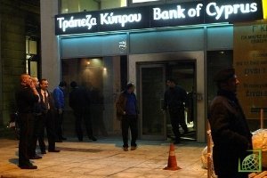 Местные эксперты говорят, что сразу после открытия банковских отделений кипрские вкладчики начнут забирать свои деньги в массовом порядке.