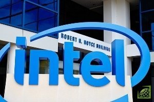Intel годами лидировал в сфере чипов для персональных компьютеров, однако промедлил с ответом на взрыв рынка смартфонов и планшетных компьютеров.