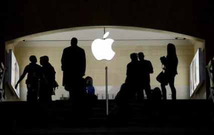 Минюст, в частности, просил суд обязать Apple разорвать контракты с пятью издательствами, с которыми компания, по мнению властей, вступила в сговор.