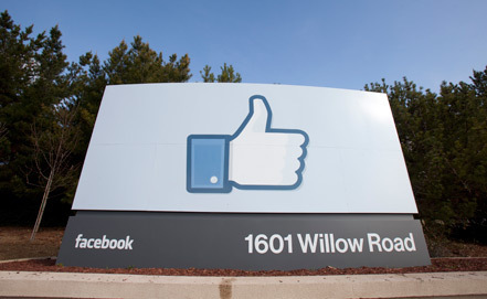 Компания Facebook в течение двух лет выплатила миллион долларов премиальных 