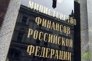По словам главы ведомства Антона Силуанова, в первую очередь снижение расходов планируется осуществить за счет сокращения госзакупок.