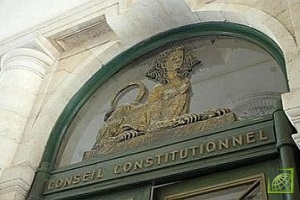 Конституционным судом Франции было одобрено введение семидесяти процентного налога с годовой зарплаты на получение свехвысокой прибыли более одного миллиона евро. 