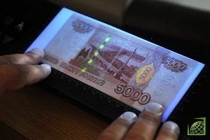 Самой популярной среди фальшивомонетчиков была банкнота в одну тысячу рублей в прошедшем году — было зафиксировано 27,6 тысяч случаев ее подделывания.
