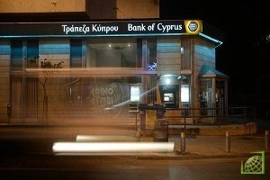 Вкладчики крупнейшей финорганизации Bank of Cyprus, ставшие поневоле владельцами его акций в прошлом году, избавляются от акций банка со значительным дисконтом.