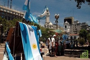 Аргентина не хочет платить $1,5 млрд фондам, добившимся судебного решения о проведении им выплат, так как это инициирует волну аналогичных требований со стороны других инвесторов.