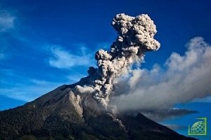 Ученые подняли уровень опасности извержения до предпоследнего, 