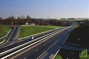 Министерство инфраструктуры предложило обязать машины массой 3,5-40 т платить по ставке € 0,04/1 км, а автомобили тяжелее 52 т - € 0,54/1 км.