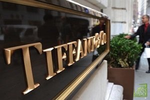 В остальных регионах планеты выручка Tiffany поднялась на 28%, до $33 млн, во основном за счет открытия первого фирменного магазина в России. 