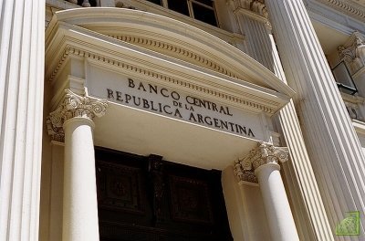 Аргентина снова вошла в рецессию в июле, после того, как окружной судья Томас Гриеса запретил Банку Нью-Йорк Меллон переносить сроки выплат процентов держателям облигаций, если Аргентина не урегулирует вопрос с хедж-фондами.