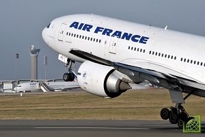 Пилоты выходят на забастовку на фоне попыток главы Air France-KLM Александра де Жуньяк положить конец десятилетиям убытков от полетов малой протяженности. 