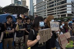 Сегодня утром несколько сотен протестующих разместились в центре Гонконга с ожиданием расшириться под выходные. 