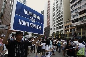 ​Бывший глава Гонконга отметил, что протесты оказали негативное влияние на экономику Гонконга и нарушили жизнь горожан.