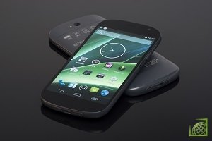 Смартфон YotaPhone 2, который появится на российском рынке в декабре этого года, будет оснащен самсунговским дисплеем AMOLED. 