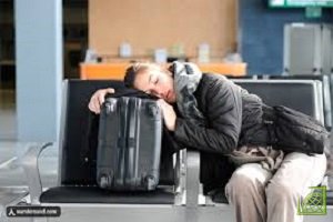 В аэропортах Москвы запретили лежать на сиденьях