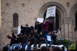 В Ереване протестующие блокируют движение транспорта
