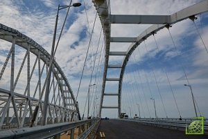 ​Строители приступили к возведению верхнего строения пути железнодорожной части Крымского моста.
