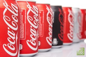 ​Компания Coca-Cola в этом году повысит цены на свои основные напитки из-за финансового напряжения