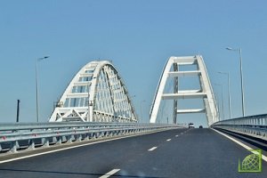 ​Новый рекорд дорожного трафика установлен на Крымском мосту в минувшие выходные: в воскресенье по нему в обе стороны проехали более 32,4 тыс. машин.