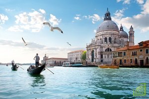 ​Местные власти планируют ввести новые запреты для посещающих Венецию туристов из-за чрезмерного наплыва иностранных гостей, от которого страдает культурное наследие города