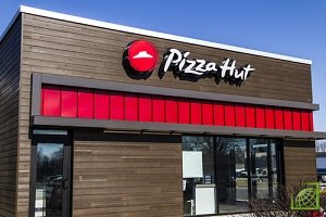 ​Американская сеть ресторанов быстрого обслуживания Pizza Hut представила прототип мобильной пицца-фабрики: робот изготавливает пиццу в кузове модифицированного пикапа Toyota Tundra SR5