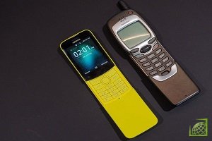 Кроме того, дебютировал телефон Nokia 220 4G с поддержкой мобильных сетей четвёртого поколения LTE