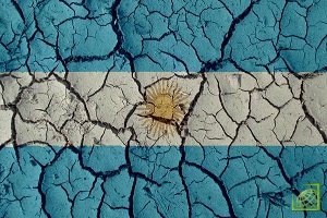За помощью к МВФ власти Аргентины обратились в мае прошлого года на фоне резкого падения национальной валюты