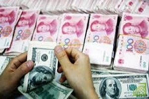 Юань снизился к доллару на материковом и офшорном рынке