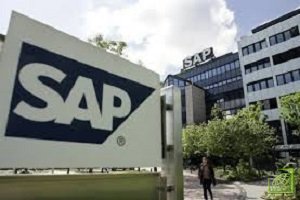 Операционная прибыль, которую SAP считает более показательной, упала на 11% - до 2,125 млрд евро