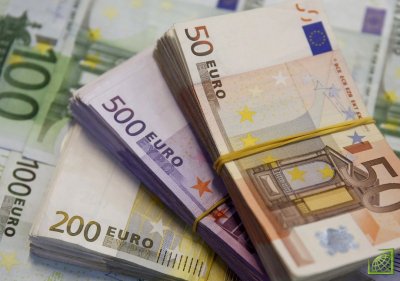 Минимальный курс евро составил 69,6875 руб., максимальный - 70,2775 руб