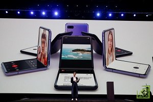 Samsung представил складную модель смартфона