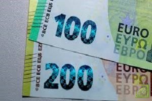 Евро, достигший в пятницу 33-месячного минимума в $1,0817, торговался на уровне $1,0840