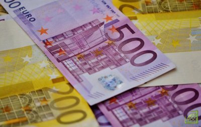 Минимальный курс евро составил 71,0775 руб., максимальный - 71,55 руб