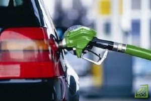 Средняя цена на бензин в РФ повысилась на 2 копейки