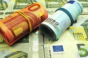 Минимальный курс евро составил 87,5675 руб., максимальный - 89,215 руб.