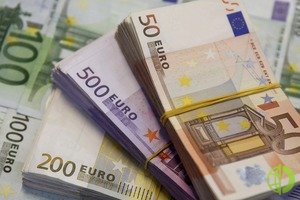 Минимальный курс евро составил 81,9825 руб., максимальный - 82,3975 руб