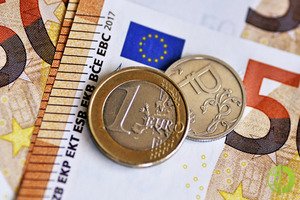 Минимальный курс евро составил 79,77 руб., максимальный - 80,55 руб.
