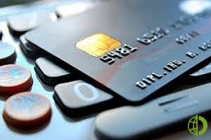 Клиент может открыть счет только в отделении банка или же заказав карту онлайн
