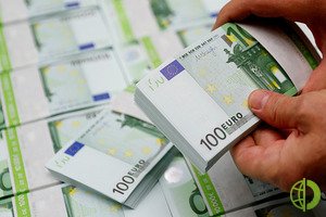 Минимальный курс евро составил 77,5325 руб., максимальный - 77,89 руб.
