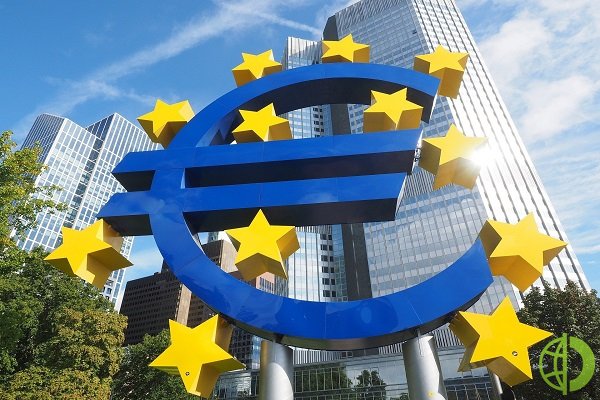 Большинство экспертов полагают, что ЕЦБ на заседании в четверг просигнализирует о намерении вновь смягчить денежно-кредитную политику к концу года