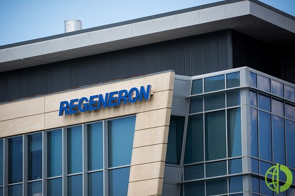 Regeneron Pharmaceuticals в июле сообщила, что получила от Министерства здравоохранения и социальных служб США контракт на сумму $450 млн на производство и поставку экспериментального средства лечения